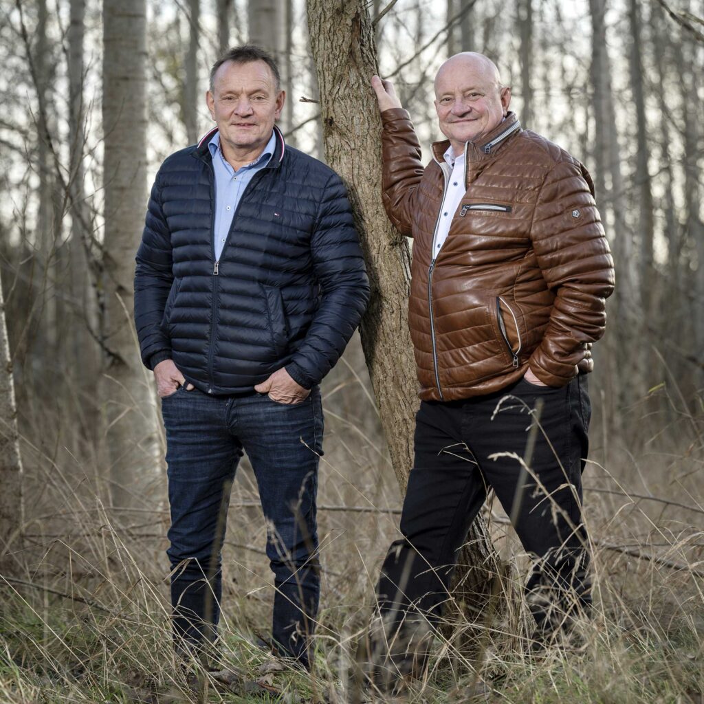Ejerne af hl-repro, Lars Bjørn Hansson og Niels Bjørn Hansson, stående i skov