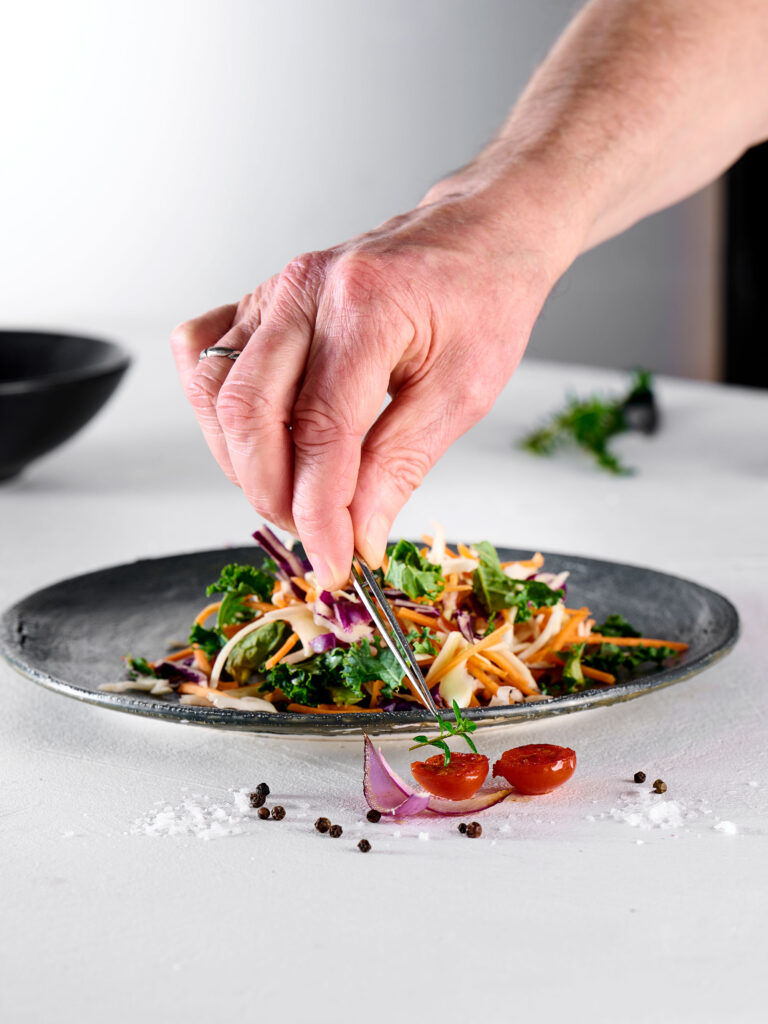 Fotograf hos hl-repro er i gang med at style en ret til fotografering.