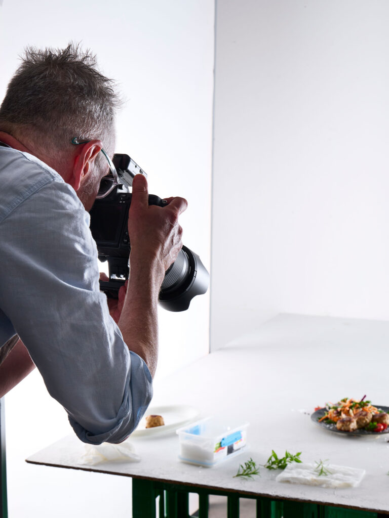 Fotograf hos hl-repro er ved at tage et billede af en ret.