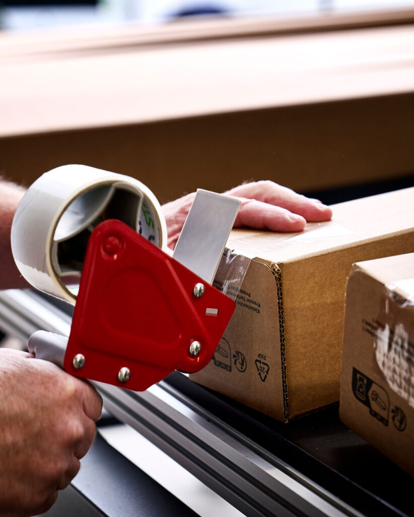 Der pakkes færdige opgaver i vores printafdeling.